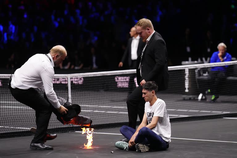 El momento en que intentan apagar el fuego en la cancha donde jugaba Schwartzman