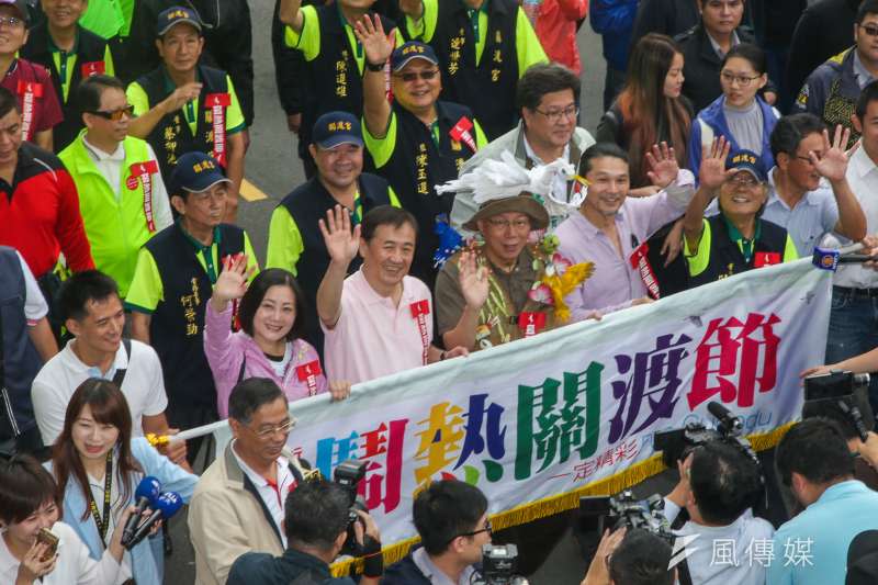 20171029-台北市長柯文哲出席「2017鬧熱關渡節」，柯文哲並以划獨木舟方式扺達，並以神秘動物裝扮加入踩街隊伍，踩街隊伍繽紛多姿精彩。（陳明仁攝）