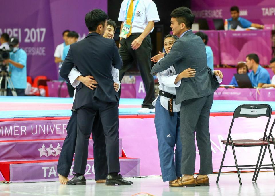 蘇佳恩（右二）及李晟綱（左二）在決賽表現優異，賽後兩人擁抱教練。