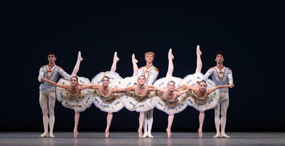 Los bailarines de Miami City Ballet en “Divertimento No. 15” de George Balanchine. De izquierda a derecha: Francisco Shilereff, Tricia Albertson, Ashley Knox, Taylor Naturkas, Brooks Landegger, Samantha Galler, Nathalia Arja y Damian Zamorano.