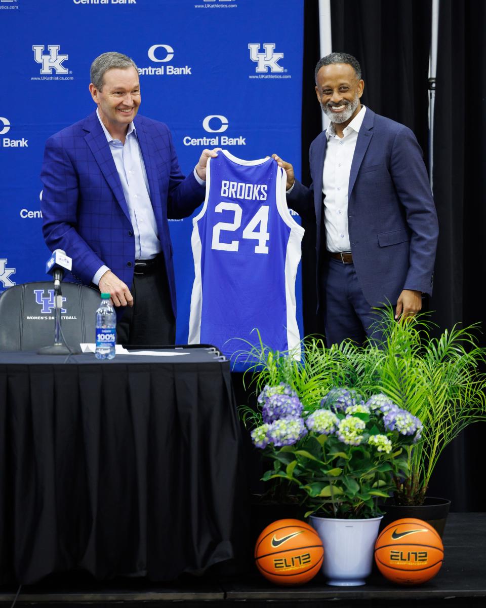 Kenny Brooks. Mitch Barnhart.

Kenny Brooks press conference.

Elliott Hess | UK Athletics