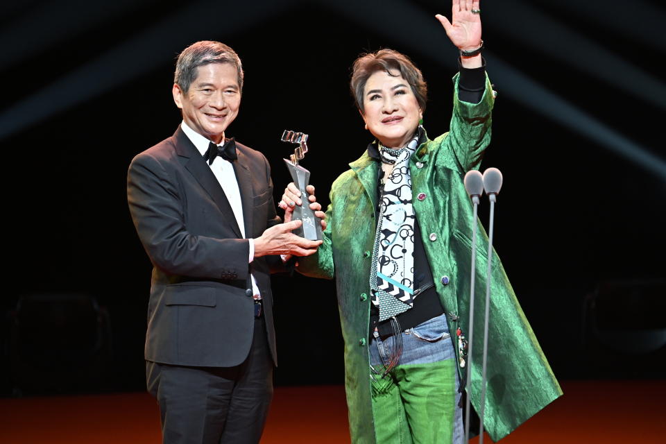 戲曲表演類特別獎得主楊麗花（右）與文化部長李永得（左）合影