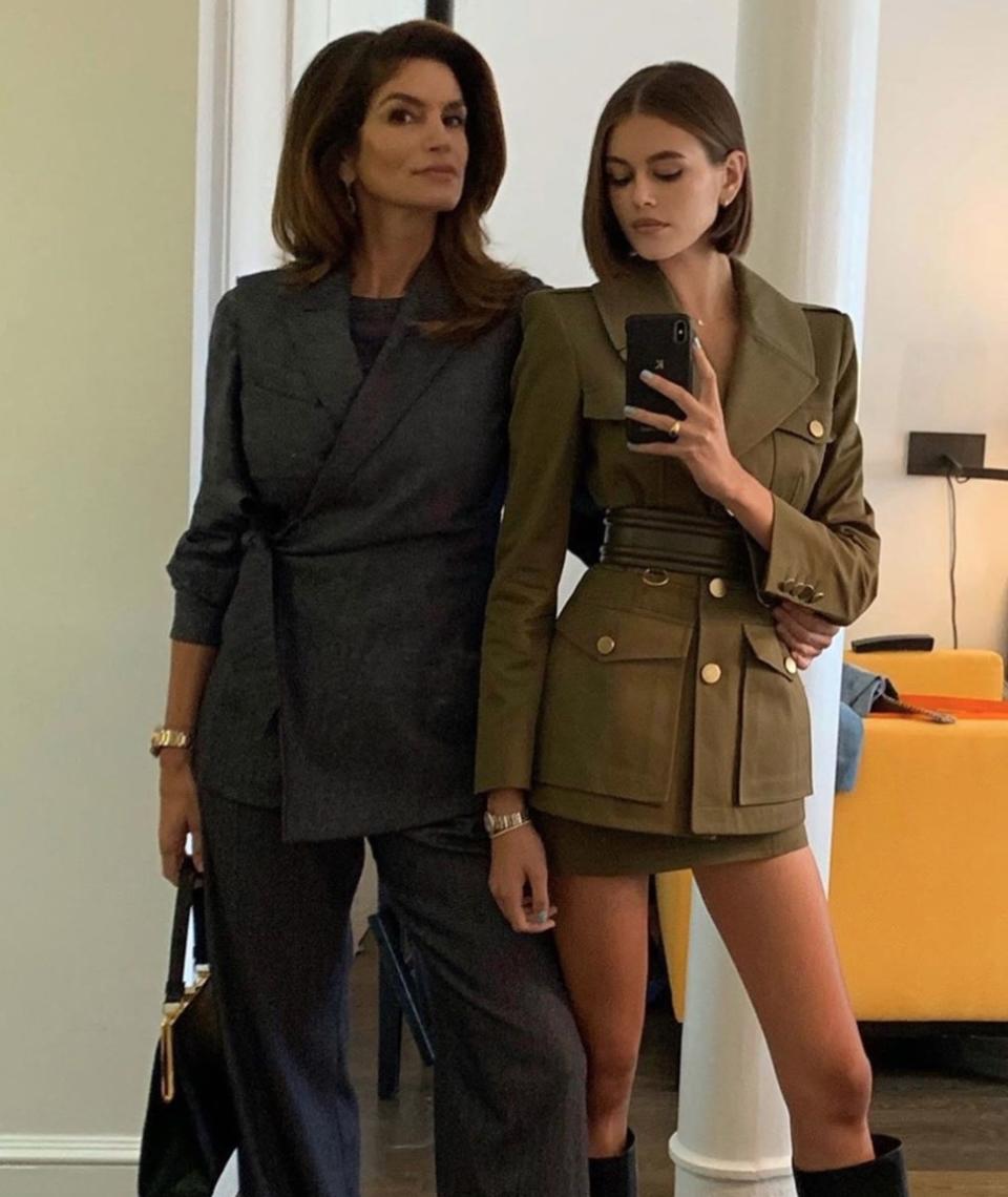 <p>Mannequin de mère en fille ! Trente ans après le succès sur les podiums de Cindy Crawford, c'est au tour de Kaia Gerber de défiler pour les grands noms de la mode.</p><br>