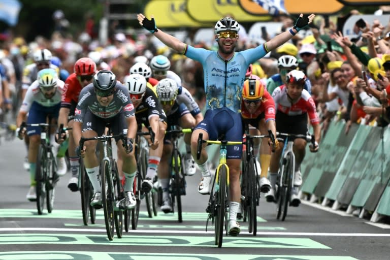 El ciclista británico del equipo Astana Mark Cavendish levanta los brazos tras imponerse al esprint en la 5ª etapa del Tour de Francia, con final en Saint-Vulbas, su 35º triunfo parcial en la 'Grande Boucle', nuevo récord de la prueba, el 3 de julio de 2024 (Marco BERTORELLO)