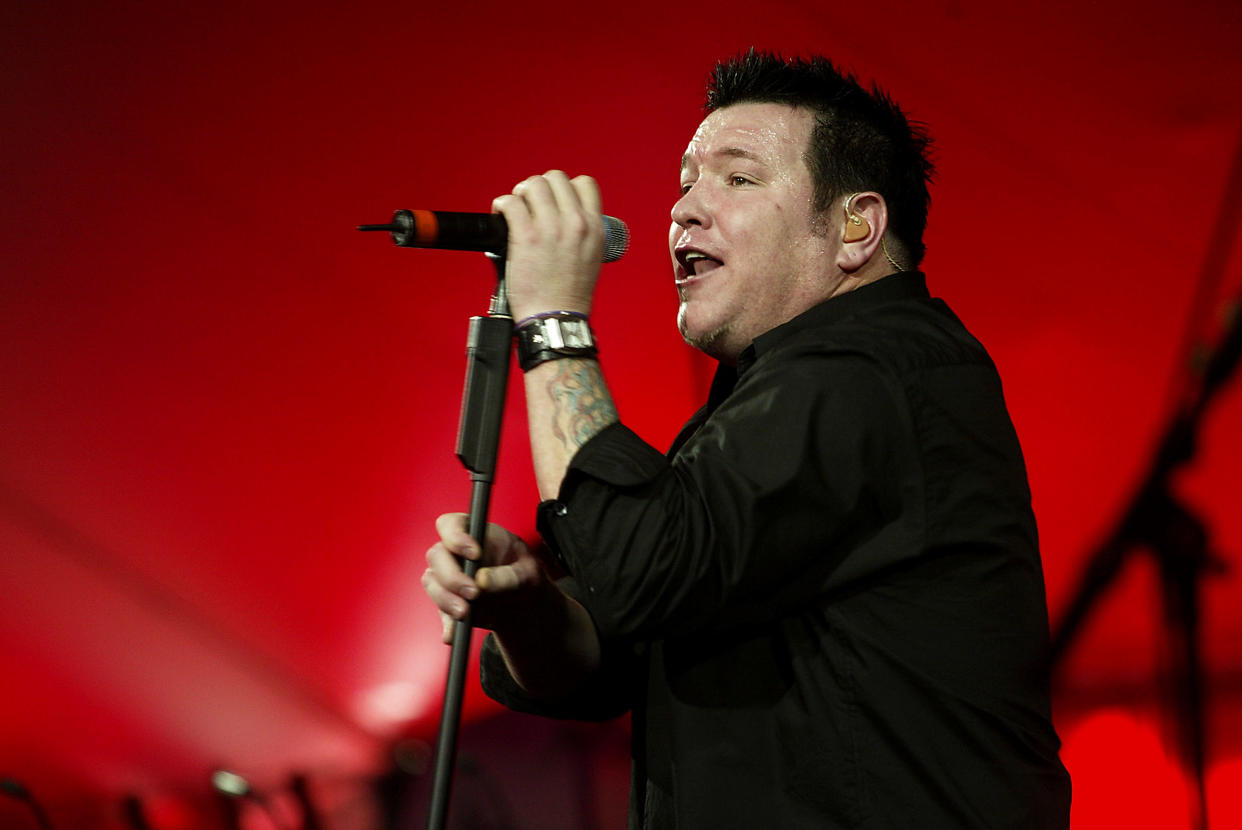 Smash Mouth singer Steve Harwell performing in 2003. (Kevin Winter/Getty Images)