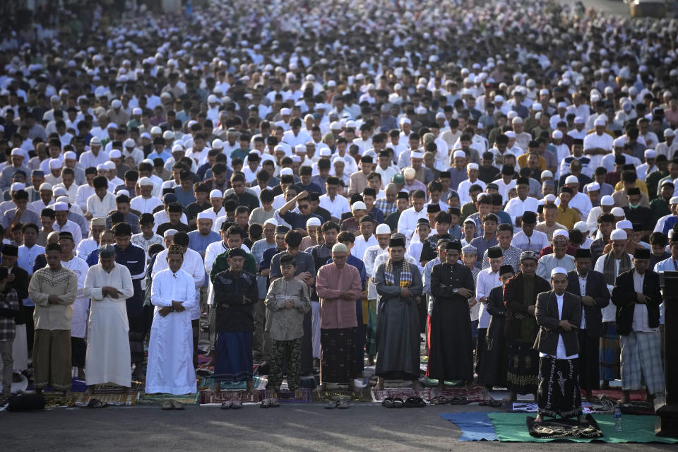 Hombres musulmanes ofreciendo la plegaria del Eid al-Fitr al final del mes sagrado del ayuno del Ramadán, en una calle en Yakarta, Indonesia, el miércoles 10 de abril de 2024. (AP Foto/Dita Alangkara)