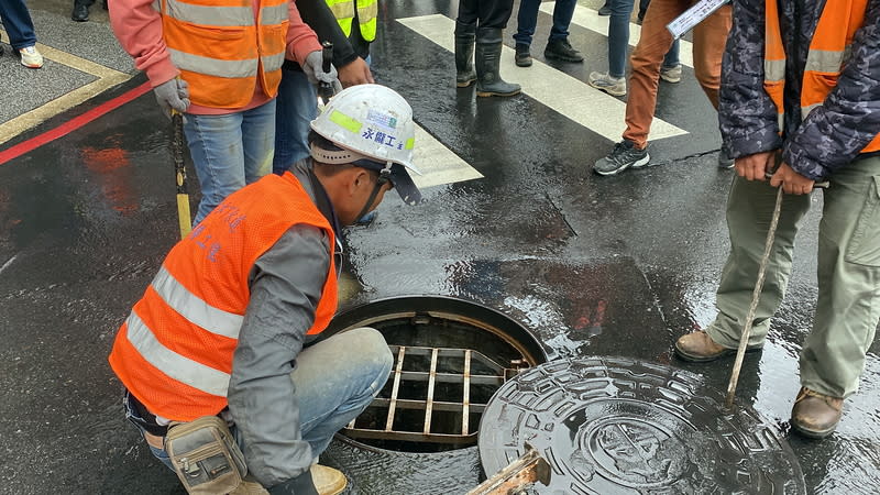 新北板橋自來水管爆裂（3） 新北市板橋區館前西路與南雅南路一段路口10日發生 自來水管破裂漏水意外，工程人員先行止水，並打開 下水道孔確認水流是否順利停止。 中央社記者黃旭昇新北市攝  113年4月10日 