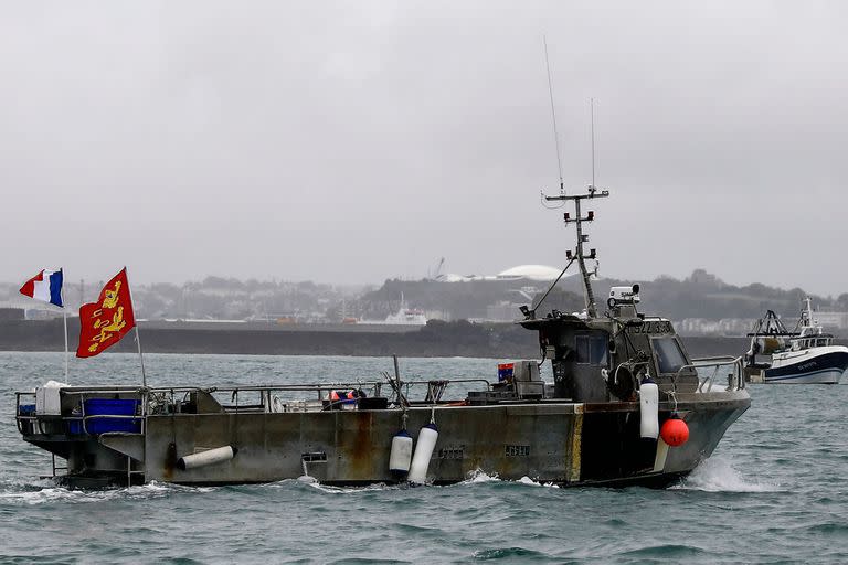 Barcos de pesca franceses protestan frente al puerto de Saint Helier 