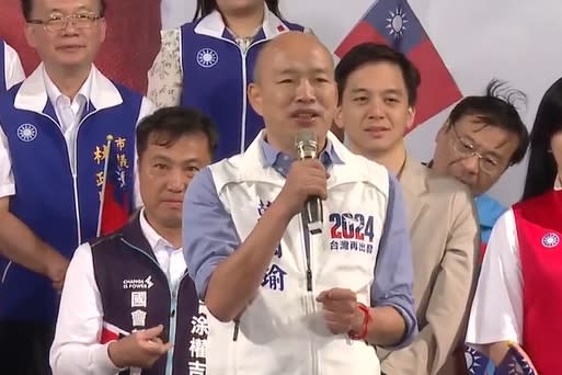 韓國瑜讚侯友宜稱堅持中華民國憲法以下的九二共識，盼侯當選後開展一條兩岸和平交流、和平發展的道路。   圖：林昀真／翻攝