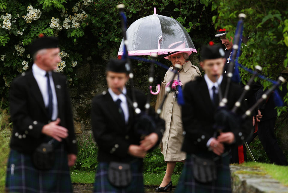 <p>Elizabeth II. wacht jeden Morgen zum Klang eines Dudelsacks auf. Täglich wird auf ihren Wunsch hin ein schottischer Dudelsackspieler unter ihrem Fenster platziert, der zwischen sieben und neun Uhr sein Können zum Besten gibt. </p>