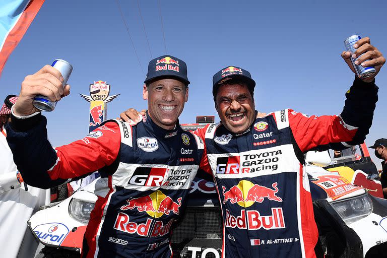 El piloto de Toyota Nasser al-Attiyah de Qatar (R) y su copiloto Mathieu Baumel de Francia celebran su victoria después de ganar el Rally Dakar 2022, al final de la última etapa entre Bisha y Jeddah en Arabia Saudita, el 14 de enero de 2022