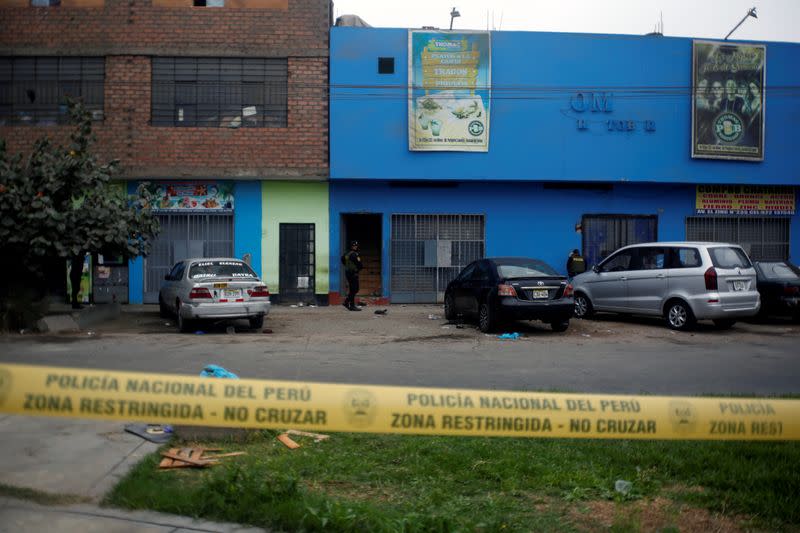 IMAGEN DE ARCHIVO. Agentes de la policía fuera del club nocturno en el que 13 personas murieron tras participar en una fiesta no autorizada