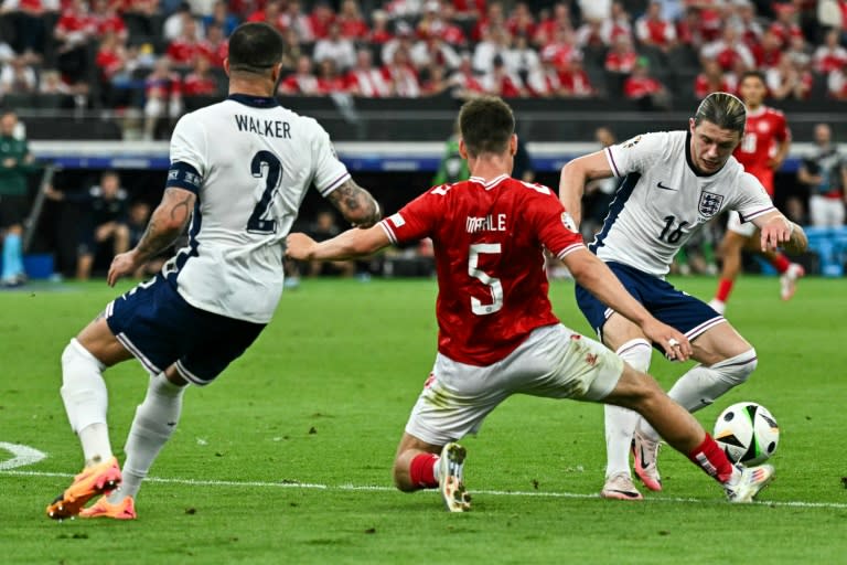 Los ingleses Kyle Walker (izquierda) y Connor Gallagher (derecha) y el danés Joakim Maehle (centro) pugnan por un balón durante el partido entre ambas selecciones de la fase de grupos de la Eurocopa-2024, el 20 de junio de 2024 en Fráncfort. (JAVIER SORIANO)