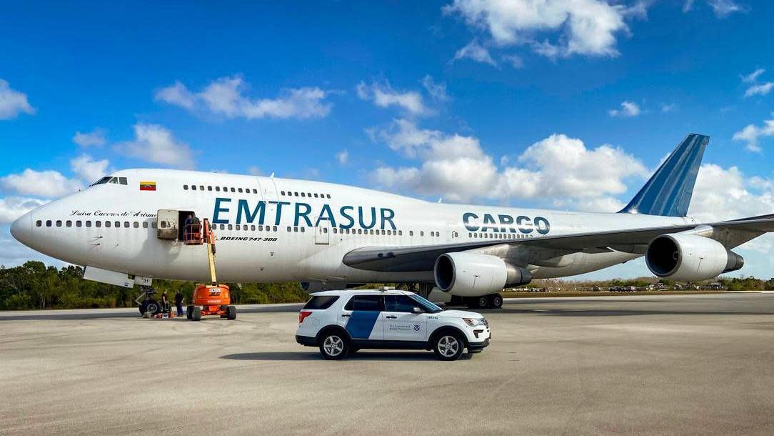 El avión confiscado por Estados Unidos, en el aeropuerto de Opa-Locka. 