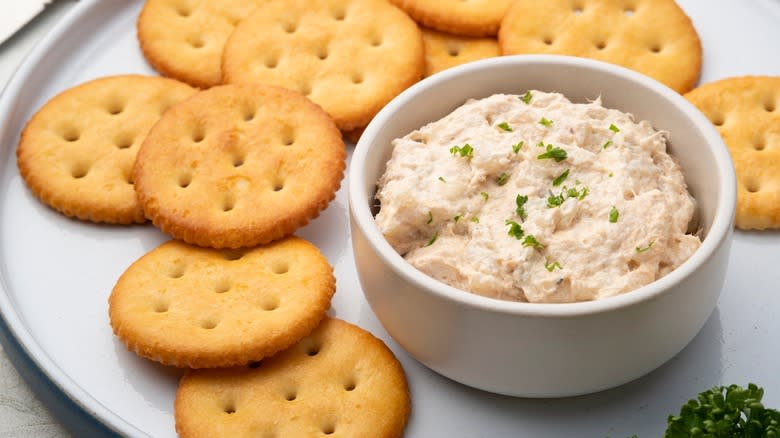 Tuna salad with crackers