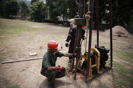 Construction workers are seen working in a new infrastructure at an expropriated golf field of the Caraballeda Golf & Yacht Club in Caraballeda, Venezuela February 20, 2018. Picture taken February 20, 2018. REUTERS/Adriana Loureiro