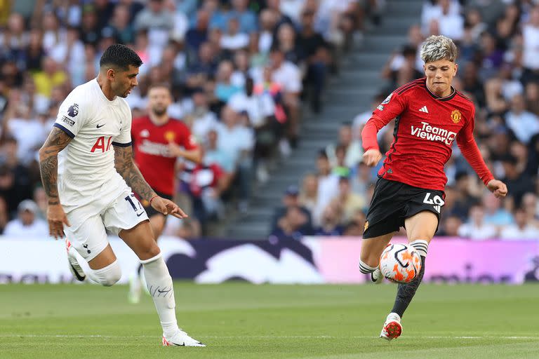 Alejandro Garnacho y Cristian Romero (17), cara a cara en el partido que Tottenham le ganó a Manchester United por la Premier League.