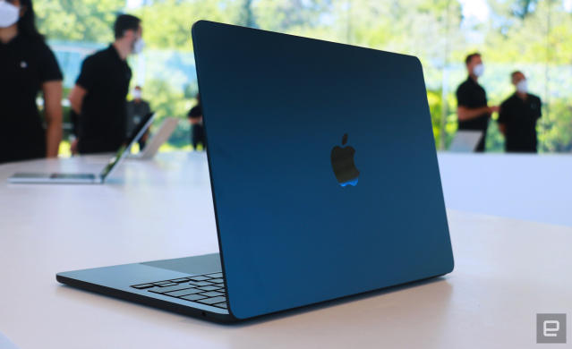 MacBook Air M2 hands-on: Bye-bye wedge | Engadget