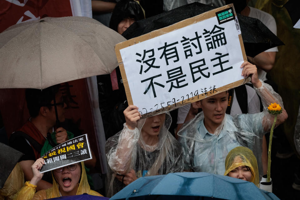 有民眾批評國會改革法案欠缺詳細討論，違反民主原則。 (Photo by Yasuyoshi CHIBA / AFP)