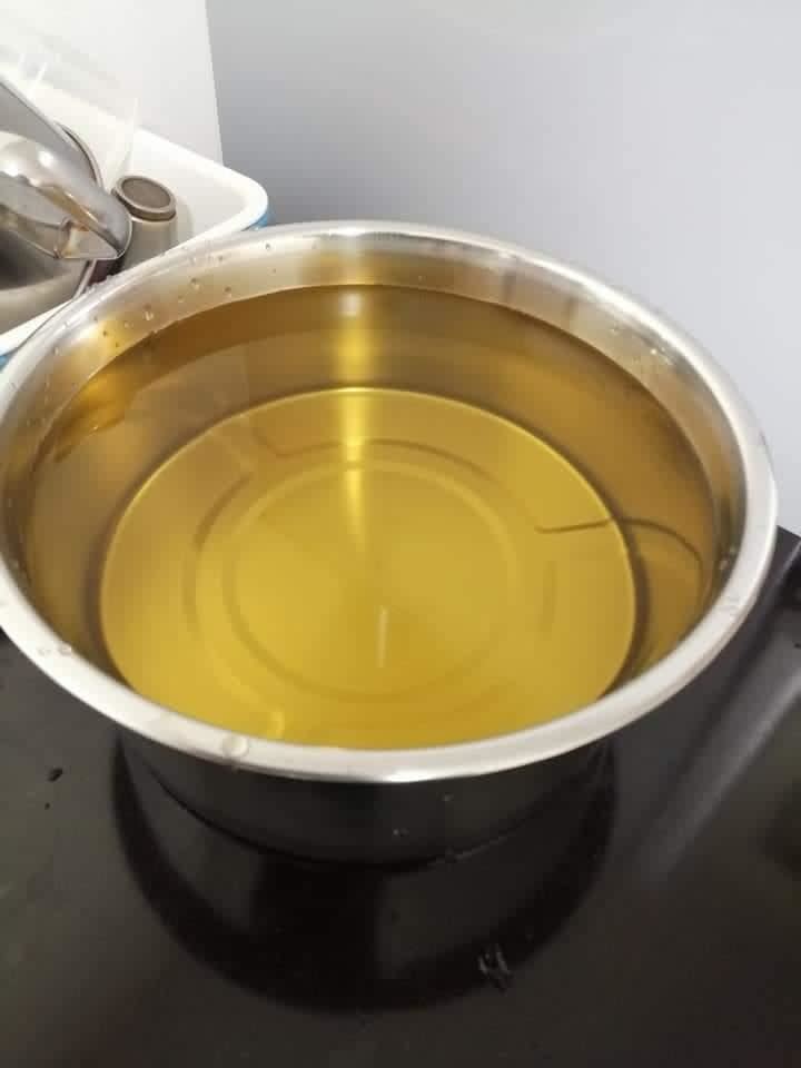  網友買了一個新不鏽鋼鍋，拿來放涼泡好的熱茶。（圖／翻攝自爆怨公社臉書）