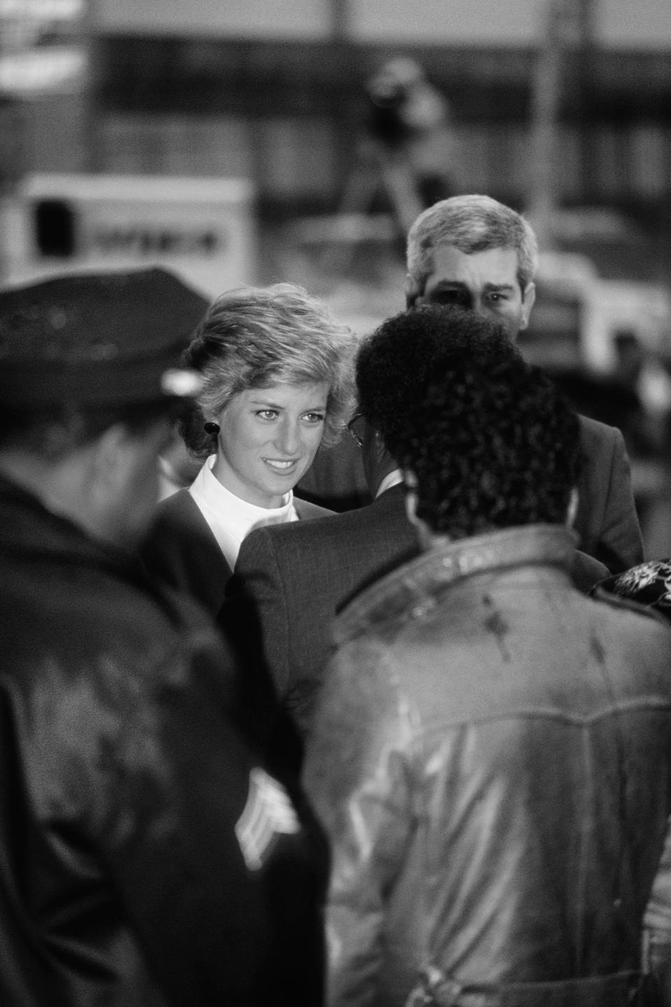 2E03NP3 Diana, Princess of Wales surrounded by police and security as she arrives for a visit to Harlem Hospital?s pediatric AIDS unit in Harlem. New York City, USA. Feb 1989<span class="copyright">Alamy Stock Photo—Credit: parkerphotography / Alamy Stock Photo</span>