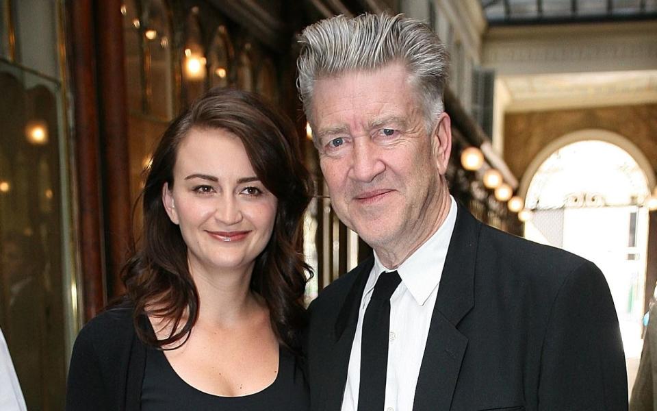 Im Unterhaltungsgeschäft gar nicht mal so ungewöhnlich ist die Tatsache, dass David Lynch bereits viermal verheiratet war - und aus jeder Ehe ein Kind hat. Außerdem hatte Mitte der 80-er eine Beziehung mit Schauspielerin Isabella Rossellini, die auch die Hauptrolle in "Blue Velvet" übernahm. Seit 2009 ist Lynch mit Emily Stofle (Bild) verheiratet. (Bild: Julien Hekimian / Getty Images)