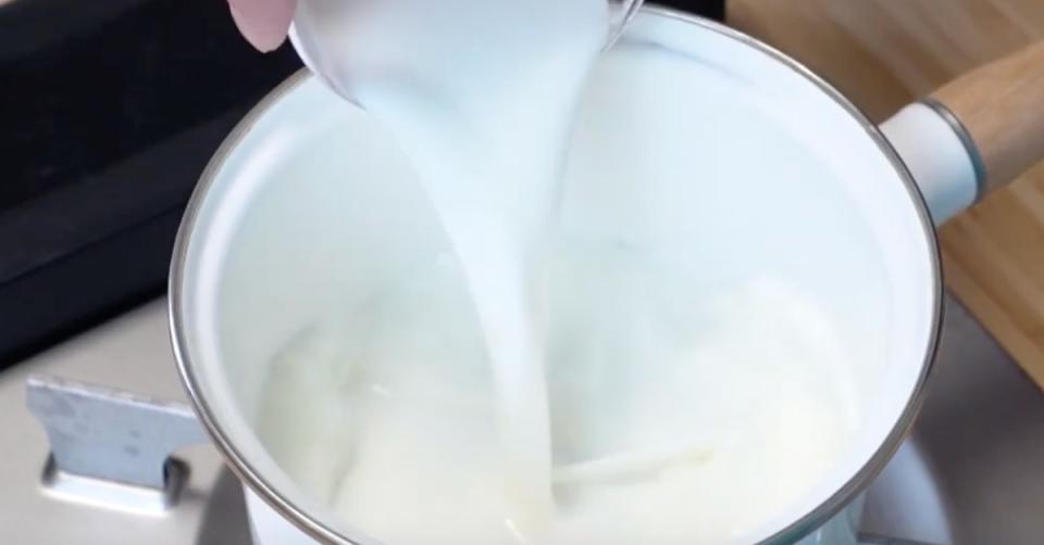 先放牛奶、鮮奶油與砂糖，記得要加熱，但不要讓它滾起來。