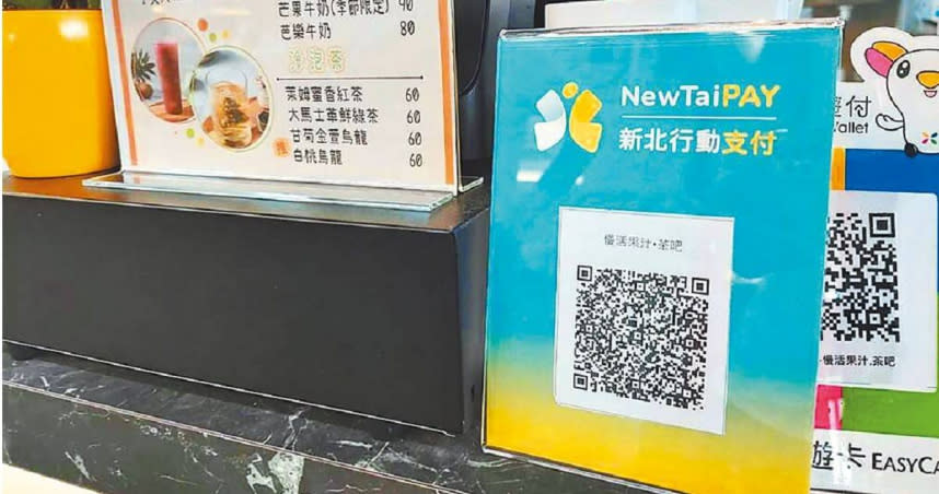 新北市政府斥資6396萬元，打造新北行動支付APP（NewTaiPAY）服務，議員質疑APP使用人次僅有7萬人，毫無績效。對此，研考會回應，市府下半年度將與四大超商、百貨業者擴大合作，使用人數會大大提升。（圖／陳慰慈攝）