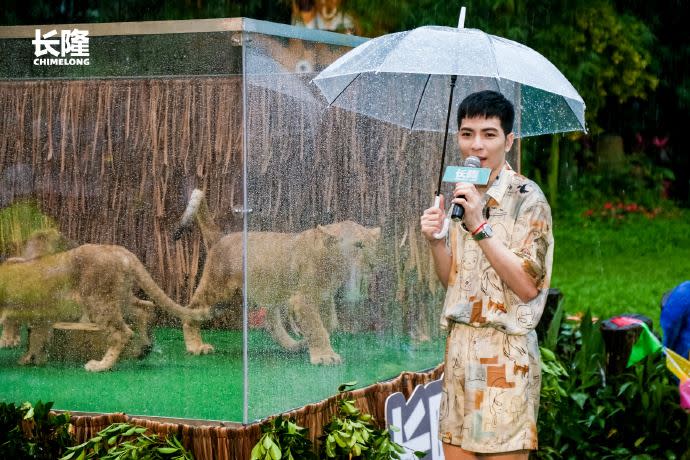 被稱為雨神的蕭敬騰，不論在哪工作經常會遇到下雨天。（圖／翻攝自蕭敬騰工作室微博）