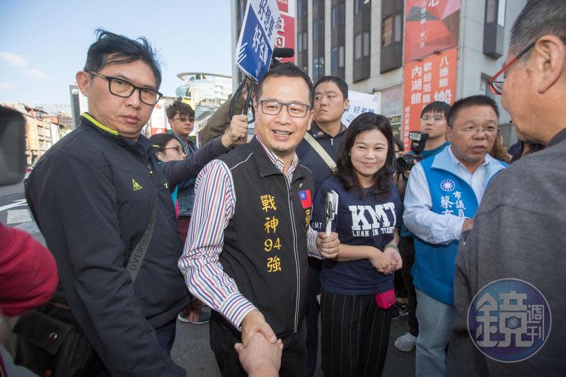 國民黨台北市議員羅智強指「華航根本不可能改名」，批民進黨一開始就在騙票。