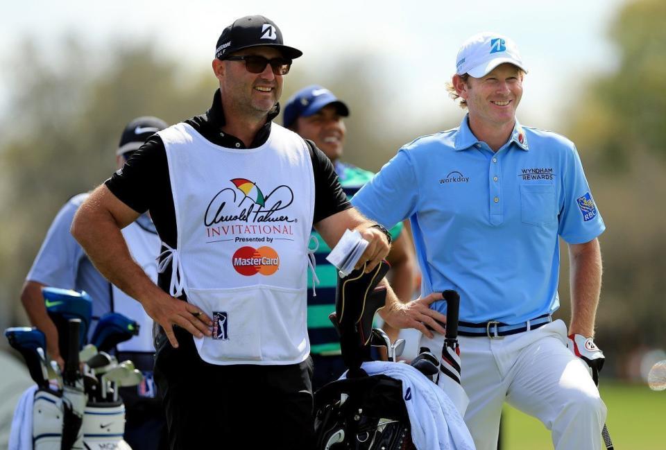 2016 - Brandt Snedeker y su caddie en el puesto 14 durante el Arnold Palmer Invitational en Bay Hill Club and Lodge.