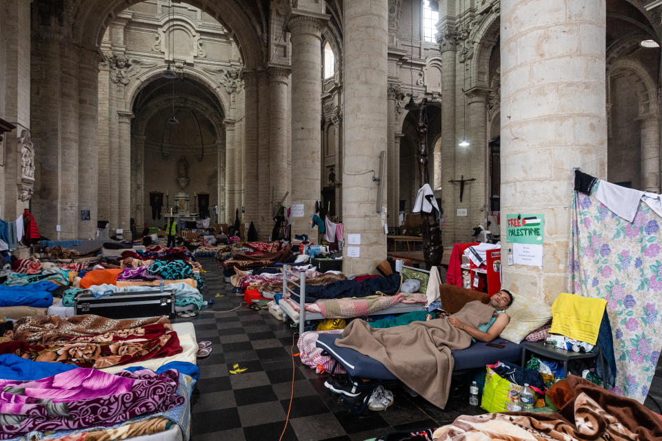 Teilnehmer des Hungerstreiks in der Kirche Saint-Jean-Baptiste-au-Beguinage (Bild: Jean-Christophe Guillaume/Getty Images)