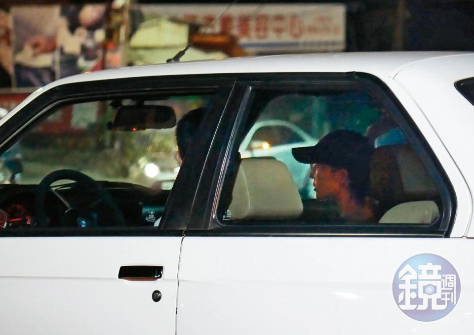 21:30 從透明的車窗可以很明顯看得出來張鈞甯的側臉，她還戴著棒球帽。 