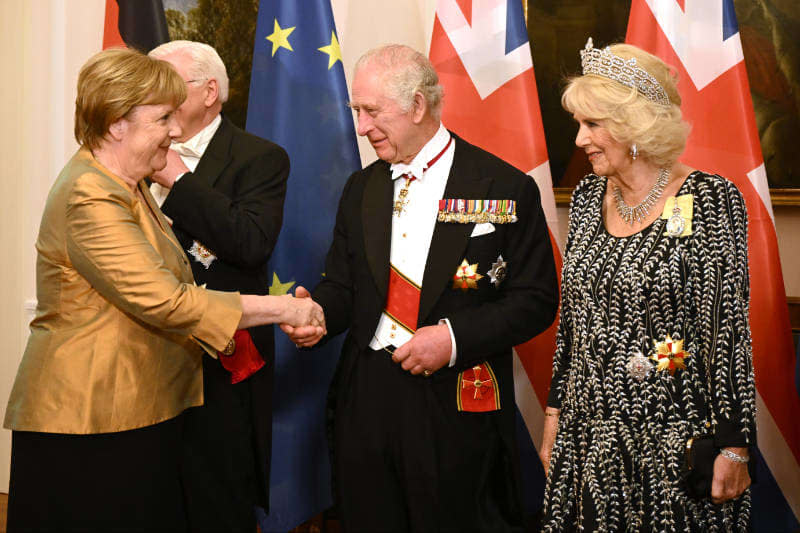 Los reyes Carlos y Camilla con Angela Merkel