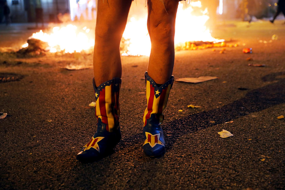 Un separatista viste unas botas decoradas con la estelada durante las manifestaciones (REUTERS/Juan Medina)