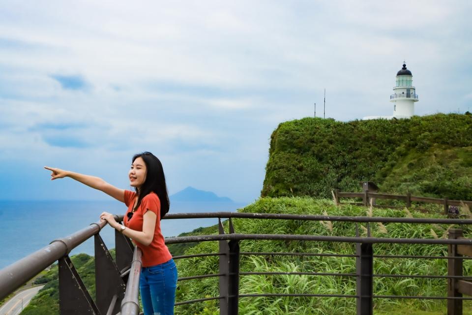 《圖說》今夏就來到臺灣極東之點－貢寮三貂角，在希臘白的燈塔下俯瞰太平洋。〈觀旅局提供〉