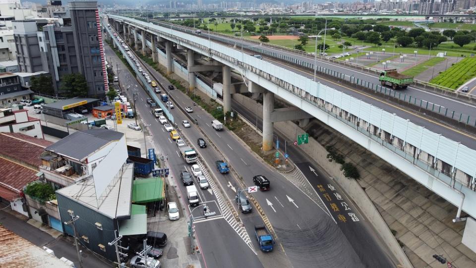 臺六十四線下三重匝道路口回堵的車流。(新北市交通局提供)