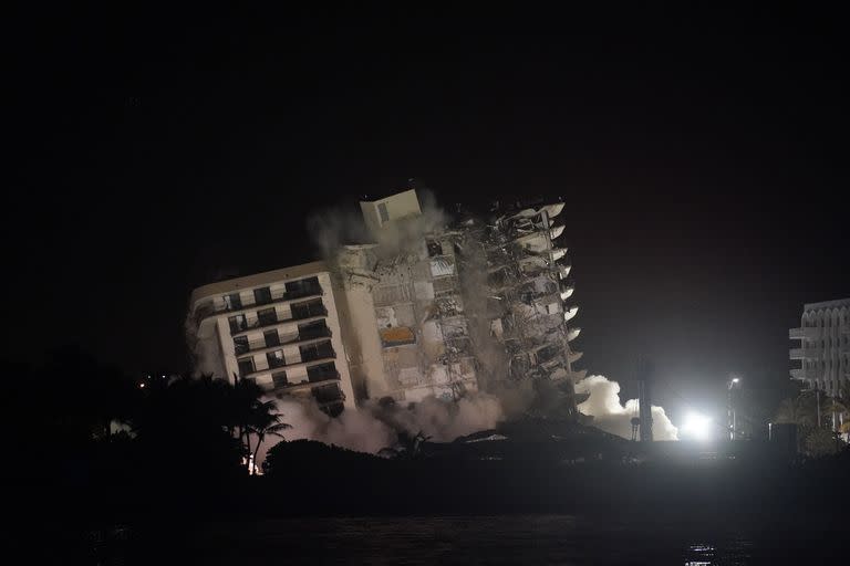 Demolieron lo que quedó en pie del edificio Champlain Towers, en Miami.