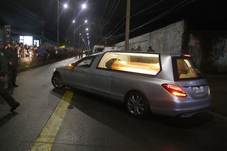 El traslado del cuerpo de Sebastián Piñera en Valdivia. (Photo by Nicolas KLEIN TORRES / ATON CHILE / AFP) / Chile OUT / RESTRICTED TO EDITORIAL USE