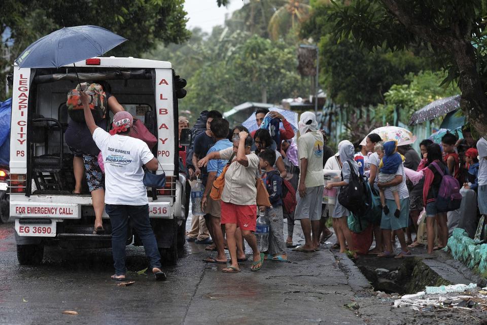 Residentes evacúan el lugar donde viven en preparación a la llegada del tifón Kammuri en Legazpi, provincia de Albay, al sureste de Manila, Filipinas, el lunes 2 de diciembre del 2109. (AP Foto)