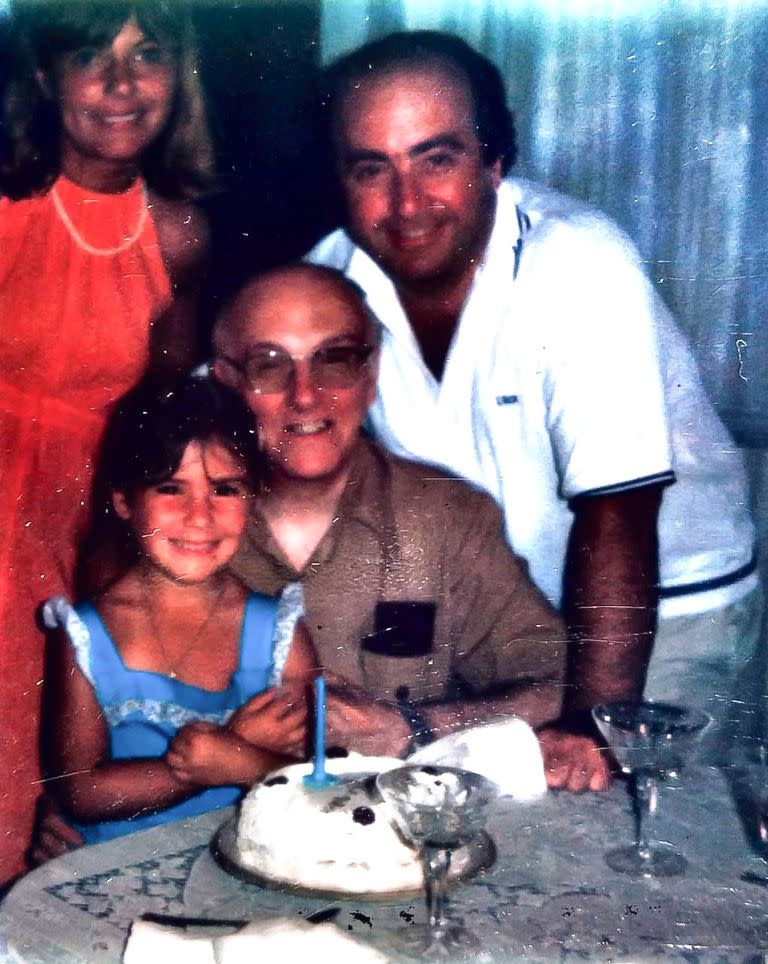 Foto familiar en el marco de un cumpleaños de Carlos A. Petit en donde aparece rodeado de Patricia Sofia DePilla, su esposa, junto a sus hijos: Carlos Mario Petit y Patricia Petit