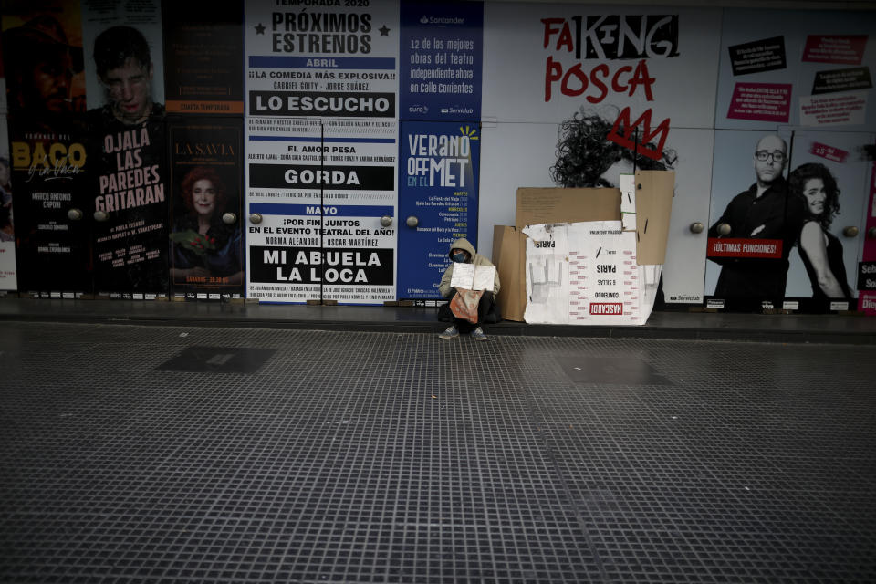 Miguel Angel Santana, un hombre sin hogar, se sienta junto a las puertas de un teatro cerrado en la calle Corrientes de Buenos Aires el jueves 14 de mayo de 2020. Buenos Aires es conocida internacionalmente por su escena teatral, pero desde que comenzó la cuarentena obligatoria por la pandemia del coronavirus, todos los teatros de la capital argentina permanecen cerrados, dejando a los artistas del gremio luchando por poner comida en sus mesas. (AP Foto/Natacha Pisarenko)