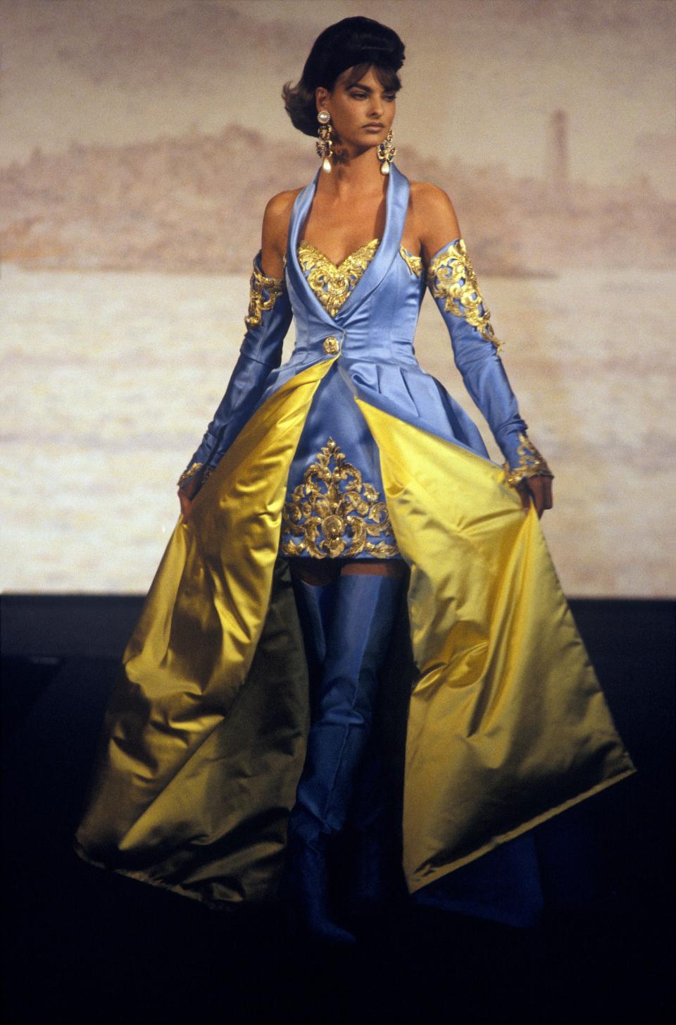 Linda Evangelista wearing Chanel Haute Couture F/W 1990. (Photo by Daniel SIMON/Gamma-Rapho via Getty Images)