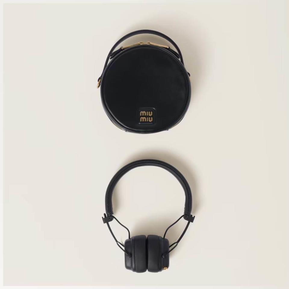 Marshall X Miu Miu皮套耳機，£780（約新台幣3.1萬）圖片來源：Miu Miu