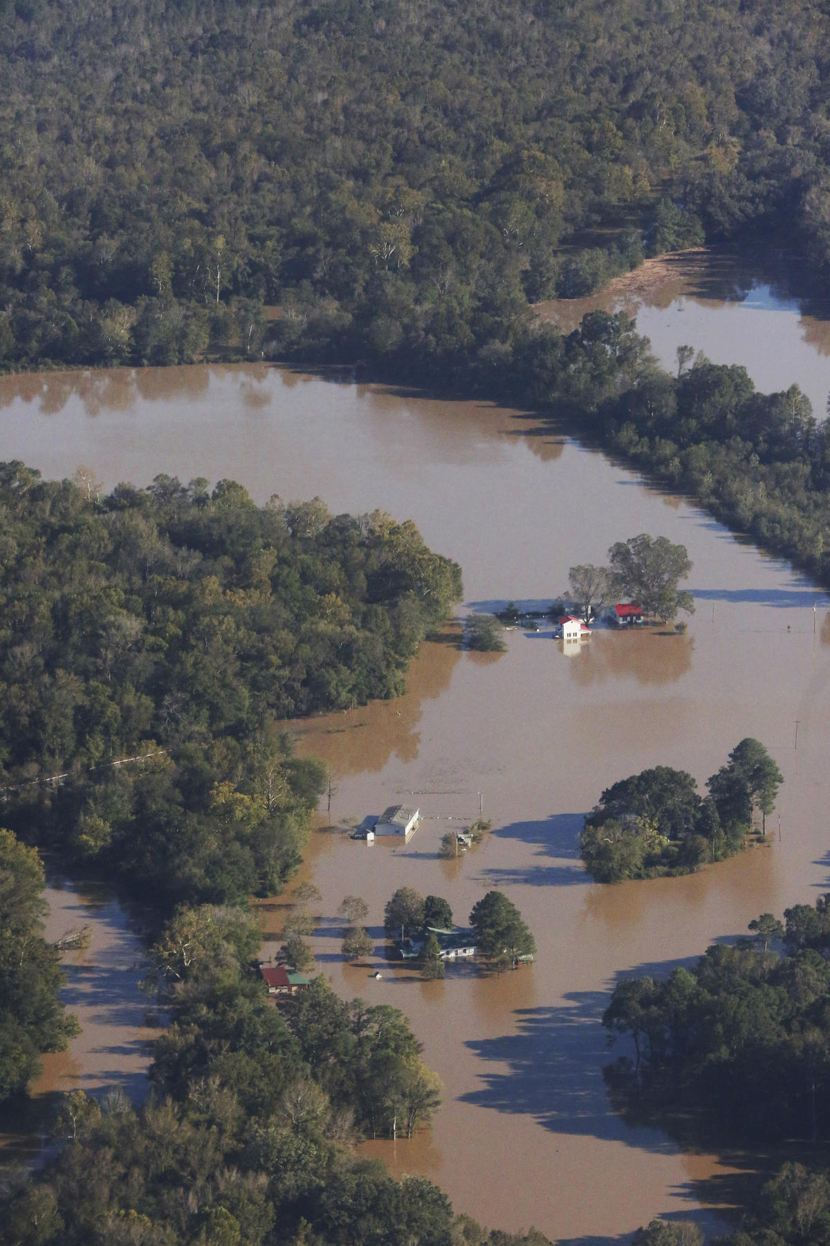 Pandémie et pénurie de main-d’œuvre maintiennent les victimes de l’ouragan dans l’incertitude