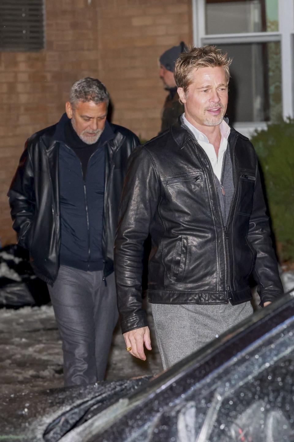 <p>¡Reunión de galanes! Dos de las estrellas más importantes de Hollywood, <strong>Brad Pitt</strong> y <strong>George Clooney</strong>, se reunieron en Nueva York para filmar escenas de la película de acción <em>Oceans 14</em>.</p>