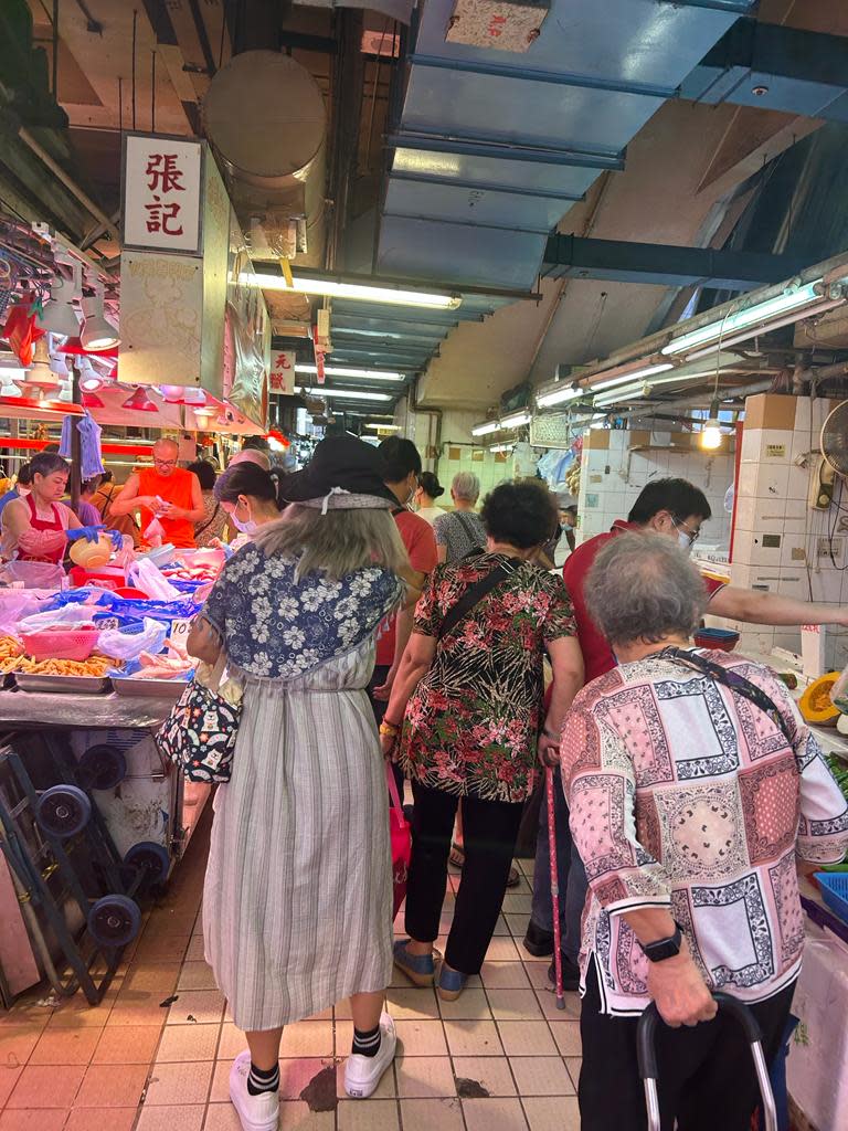 市民打風前夕趕買餸，大成街市明顯人流較平日多