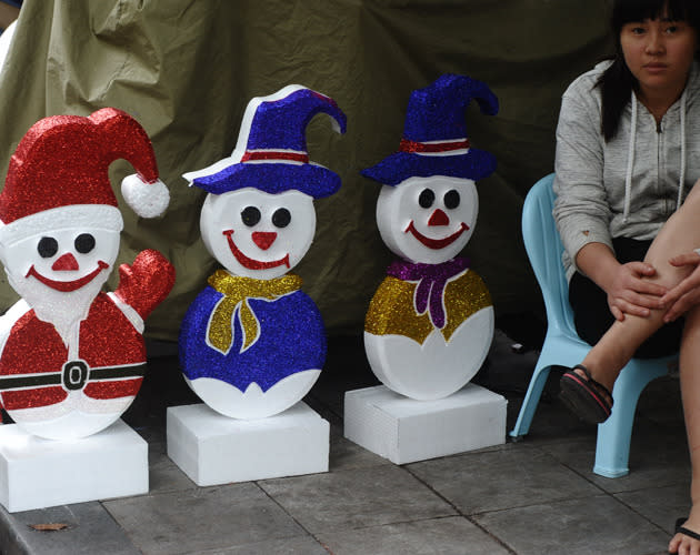 In Vietnam liegen die Temperaturen im Dezember selten unter 30 Grad. Doch auch hier legen die Menschen wert auf eine winterliche Dekoration zu Weihnachten. Schneemannfiguren wie diese hier, helfen dabei das christliche Fest zu zelebrieren. (Bild: AFP)