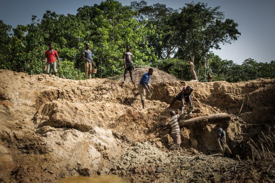 Miners extract gravel at a diamond mine in Koryardu, Sierra Leone, where the 709-carat diamond was found in 2017.