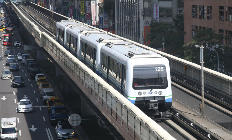 今天上午上班尖峰時間，台北捷運文湖線一部列車卻卡在忠孝復興站月台無法發車，北捷獲報後安排車上約300名旅客改搭後續列車。（中央社資料照）